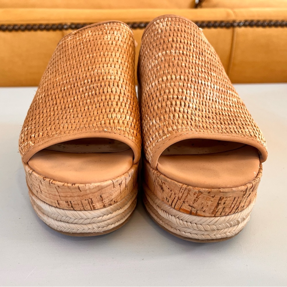 Raffia flatforms.